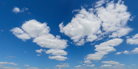 Heiterer Himmel mit Cumulus-Wolken