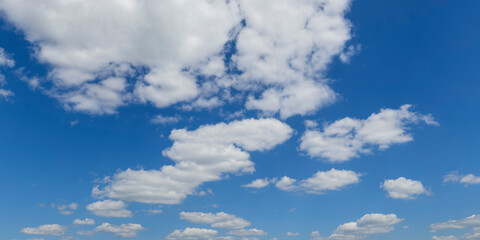 Heiterer Himmel mit Cumulus-Wolken
