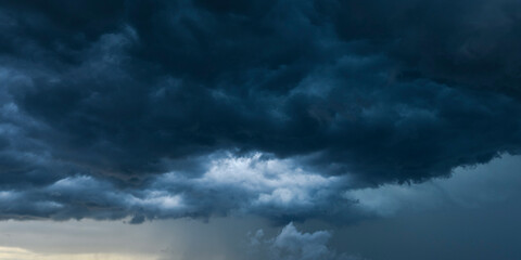 Fototapeta na wymiar Dramatischer Himmel mit aufziehenden Unwetterwolken