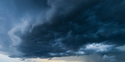 Dramatischer Himmel mit aufziehenden Unwetterwolken