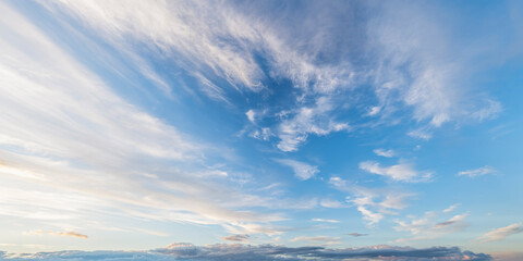 Abendlicher Himmel mit unterschiedlichen Wolkenformen - isoliert mit Horizont