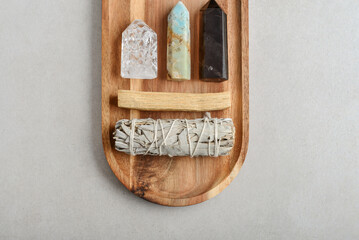 Set with white sage, palo santo and natural stone cristals.