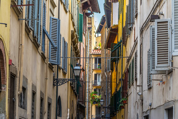 Fototapeta na wymiar Picturesque narrow street in Florence