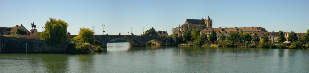Fototapeta na wymiar view on the city of Montereau Fault Yonne