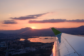 sonnenuntergang auf sardinien beim Flugzeugstart fotografiert