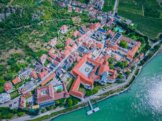 Obraz premium Dürnstein an der Donau in der Wachau von oben