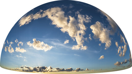 Halbrunder Abendhimmel mit Wolken und untergehender Sonne, freigestellt, globusform