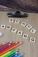 Schulanfang in Deutschland in verschiedenen Bundesländern; Buchstaben mit bunten Stiften,...