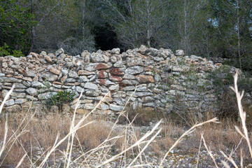 Muro de piedra sin cemento. Construcción tradicional