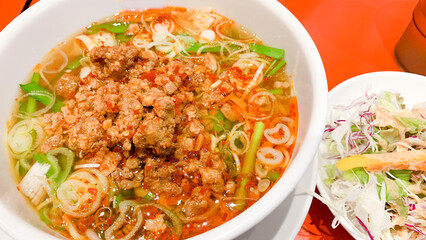 ピリ辛で熱々スープの台湾ラーメン