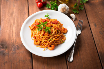 Piatto di deliziosi spaghetti con salsa di gamberi, cibo italiano 