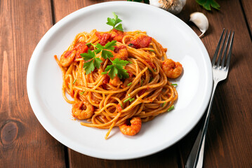 Piatto di deliziosi spaghetti con salsa di gamberi, cibo italiano 