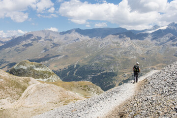Fototapeta na wymiar randonneurs autour de l'aiguille percée dans le massif de la Vanoise en haute tarentaise en Savoie dans les Alpes en France en été