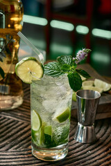 Coctel refrescante mojito con fruta fresca limon, hierva buena, menta decorado con rodaja de limon, ideal para bares y discotecas, concep to bartender
