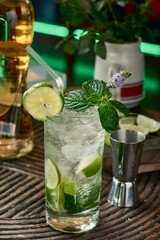 Coctel refrescante mojito con fruta fresca limon, hierva buena, menta decorado con rodaja de limon, ideal para bares y discotecas, concep to bartender