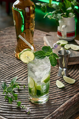 Coctel refrescante mojito con fruta fresca limon, hierva buena, menta decorado con rodaja de limon, ideal para bares y discotecas, concep to bartender © Estudio Luminar