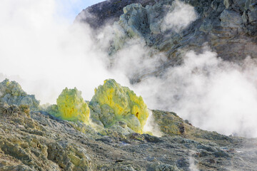 晴天での硫黄山「秋の北海道」