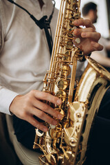 Obraz premium person playing saxophone