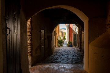 Ancienne rue couverte dans le vieux village de Bormes-les-Mimosas, France, dans le département...