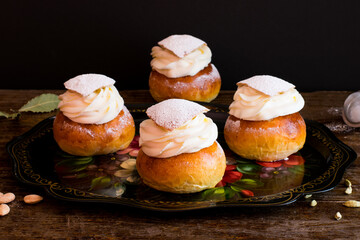 Semlor o semla, bollos suecos típicos de Cuaresma rellenos de crema de almendras y nata montada. 