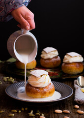 Semlor o semla, bollos suecos típicos de Cuaresma rellenos de crema de almendras y nata montada. 
