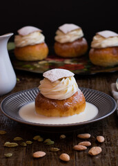 Semlor o semla, bollos suecos típicos de Cuaresma rellenos de crema de almendras y nata montada. 