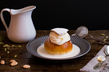 Semlor o semla, bollos suecos típicos de Cuaresma rellenos de crema de almendras y nata montada. 