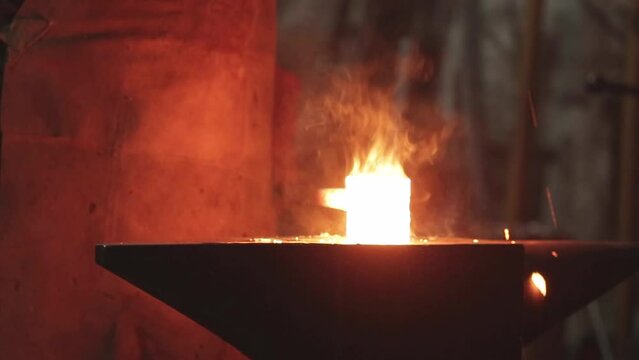 golpear metal oficio fuego industrial