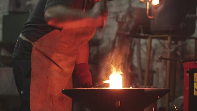 golpear forjar fuego 