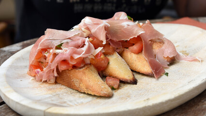 Bruschetta mit tomaten und bacon