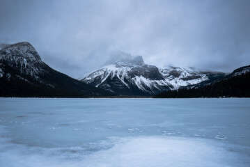 Fototapeta na wymiar snow covered mountains, Yoho National Park, British Columbia, Canada