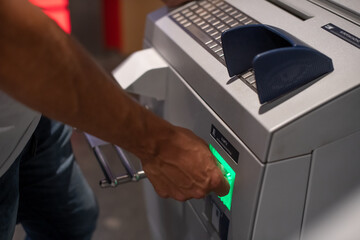 Mann gibt Pin am Bankautomaten ein 