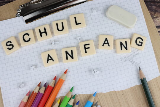 Schulanfang in Deutschland in verschiedenen Bundesl&auml;ndern; Buchstaben mit bunten Stiften, Radiergummi, A B C, Papier