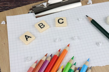 Schulanfang in Deutschland in verschiedenen Bundesländern; Buchstaben mit bunten Stiften, Radiergummi, A B C, Papier