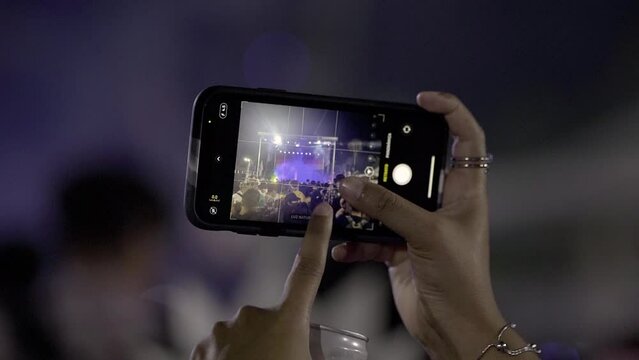 Espectador Filmando con su celular un Show nocturno 