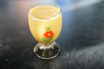 Glas Eierlikör auf Tisch
