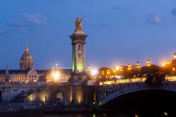Photo sur Plexiglas Pont Alexandre III Pont Pont Alexandre III et lampadaires illuminés au coucher du soleil avec vue sur les Invalides. 7ème Arrondissement, Paris, France