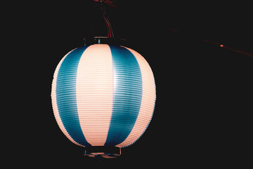 Obraz premium 【夏】夜に光る青色の提灯 夏祭り