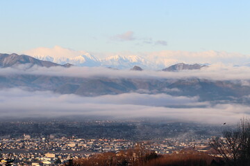 雪の北アルプス白馬岳　朝焼け風景　朝日が雪に反射して ピンク色の山と雲と空がとても綺麗です