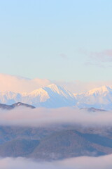 雪の北アルプス白馬岳　朝焼け風景　朝日が雪に反射して ピンク色の山と雲と空がとても綺麗です