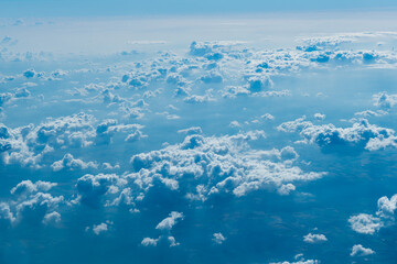 Des nuages de haute altitude lors d'un vol en avion
