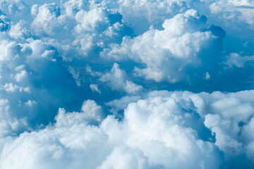 Des nuages de haute altitude lors d'un vol en avion