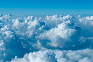 Naklejka na ściany i meble Des nuages de haute altitude lors d'un vol en avion