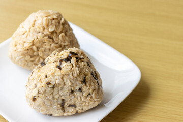 オーツ麦のオートミールで作ったおにぎり