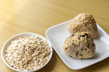 オーツ麦のオートミールで作ったおにぎり