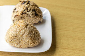 オーツ麦のオートミールで作ったおにぎり