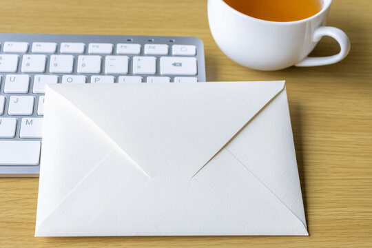 キーボードと手紙の封筒。メールのイメージ