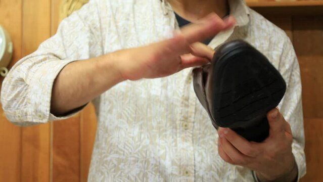 靴磨き作業　職人　工房　指でクリームを塗りこむ