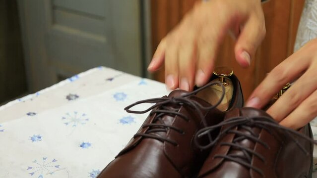 靴磨き作業　職人