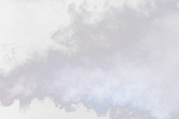 Bouffées denses et moelleuses de fumée blanche et de brouillard sur fond png transparent, nuages de fumée abstraits, mouvement flou flou. Fumer les coups de la machine à glace carbonique flotter dans l& 39 air, texture d& 39 effet